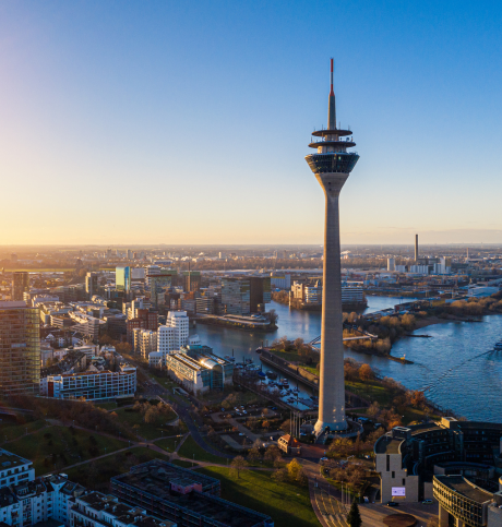 Blick auf den Rheinturm in Düsseldorf bei Sonnenuntergang