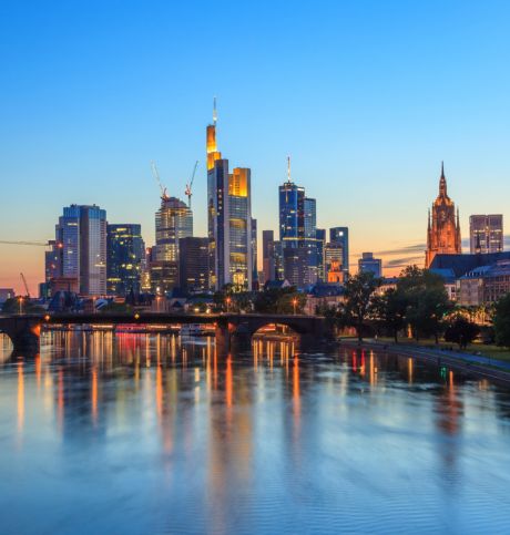 Frankfurter Skyline bei Abenddämmerung mit Blick auf den Main und die Hochhäuser der Innenstadt